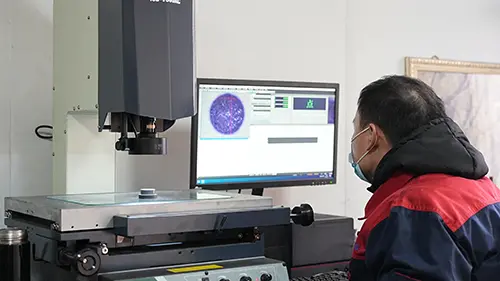 Com visão aguçada e orientação precisa, estabelecemos firmemente a linha de defesa de qualidade para moldes.